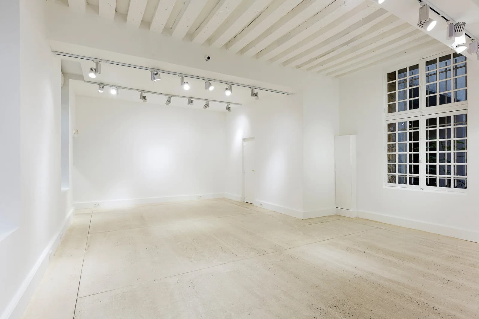 Salon dans Galerie d'art épurée, un espace blanc et intimiste - 1