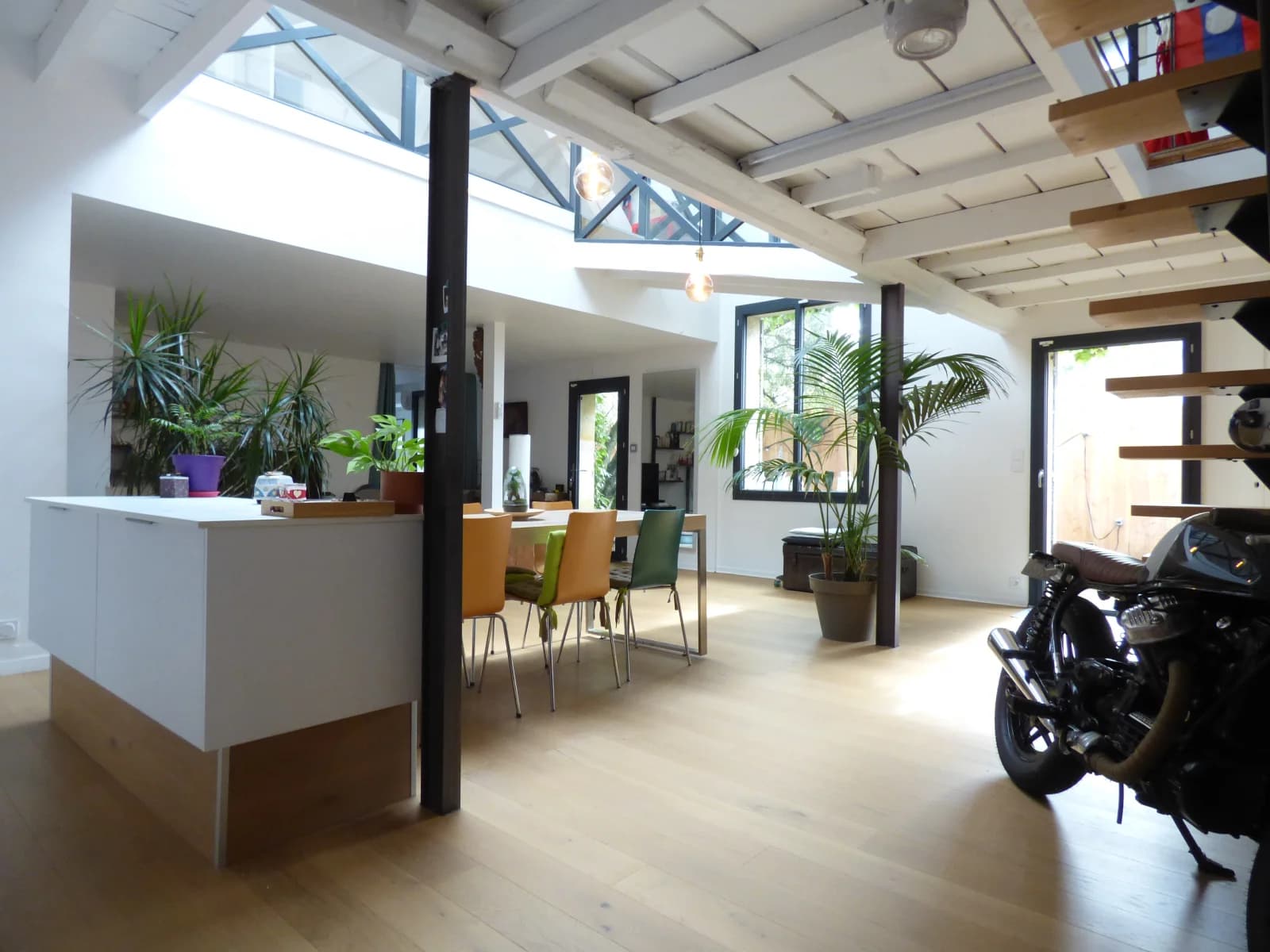 Salle de réunion dans Loft baigné de lumière, une atmosphère inspirante - 1