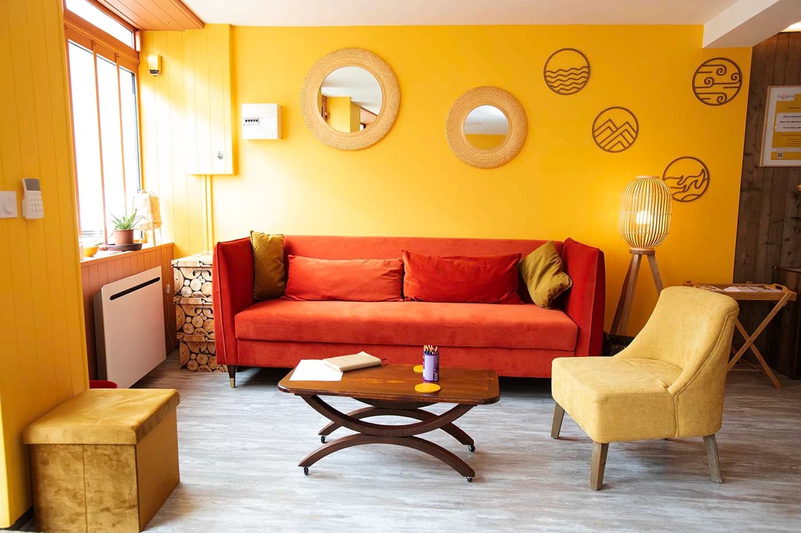 Salon dans Le Repère: un espace pour des rencontres conviviales - 0