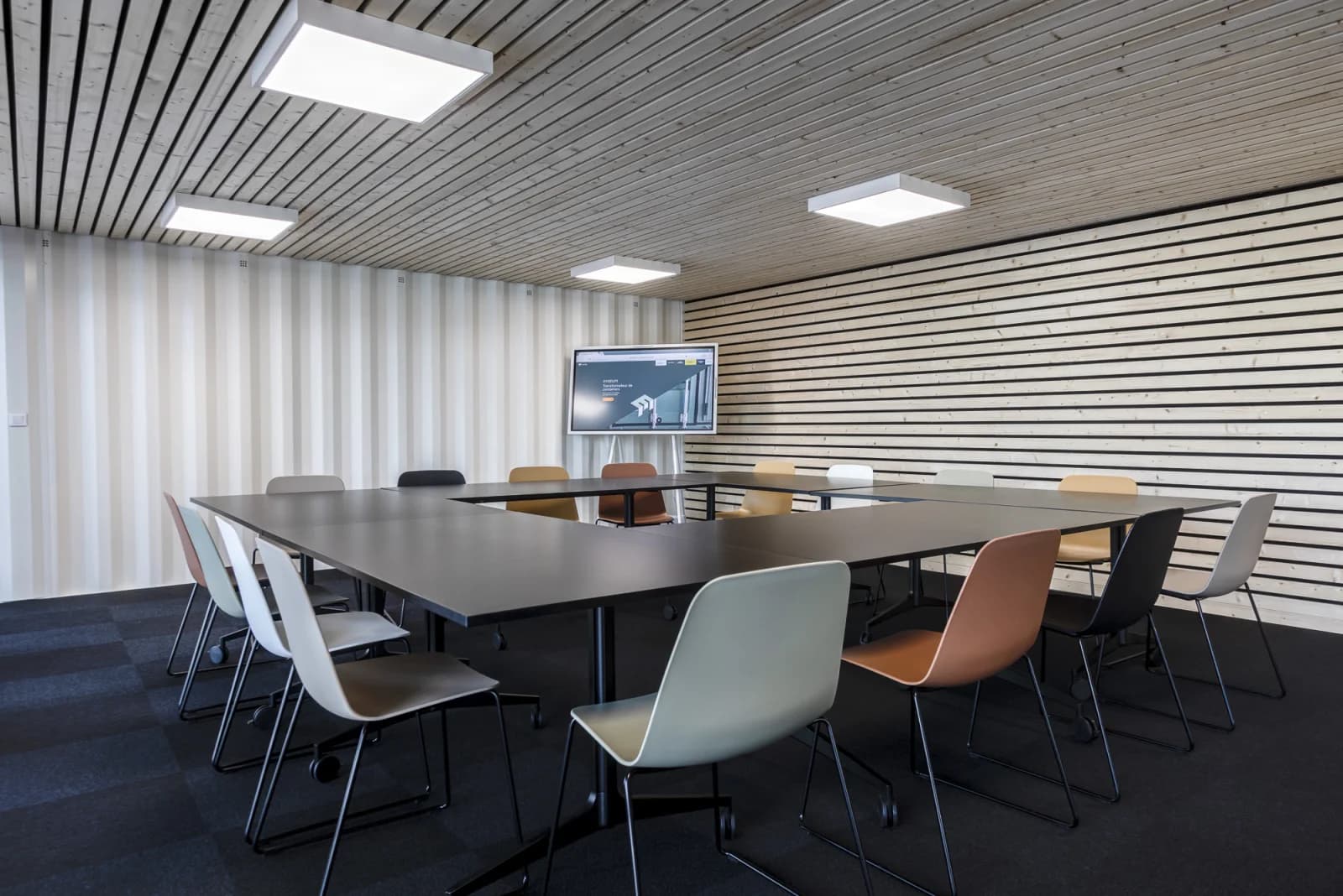 Meeting room in Among the containers - 1