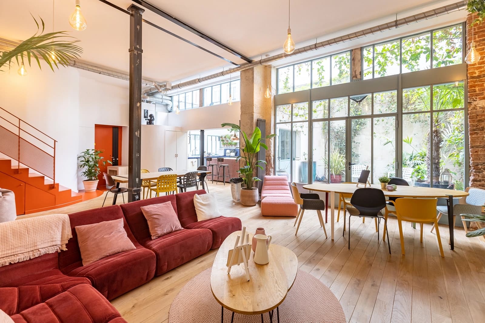 Salon dans Atelier d'artiste parisien avec terrasse, lieu inspirant - 1