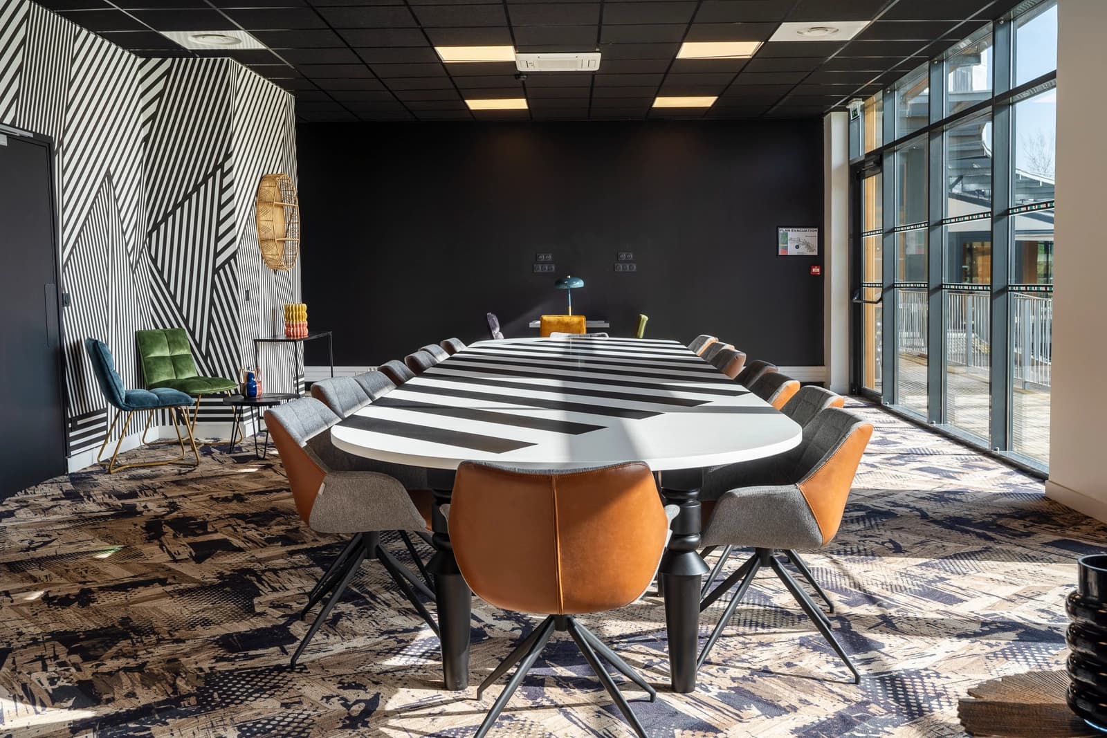 Space Bright, welcoming meeting room - 3