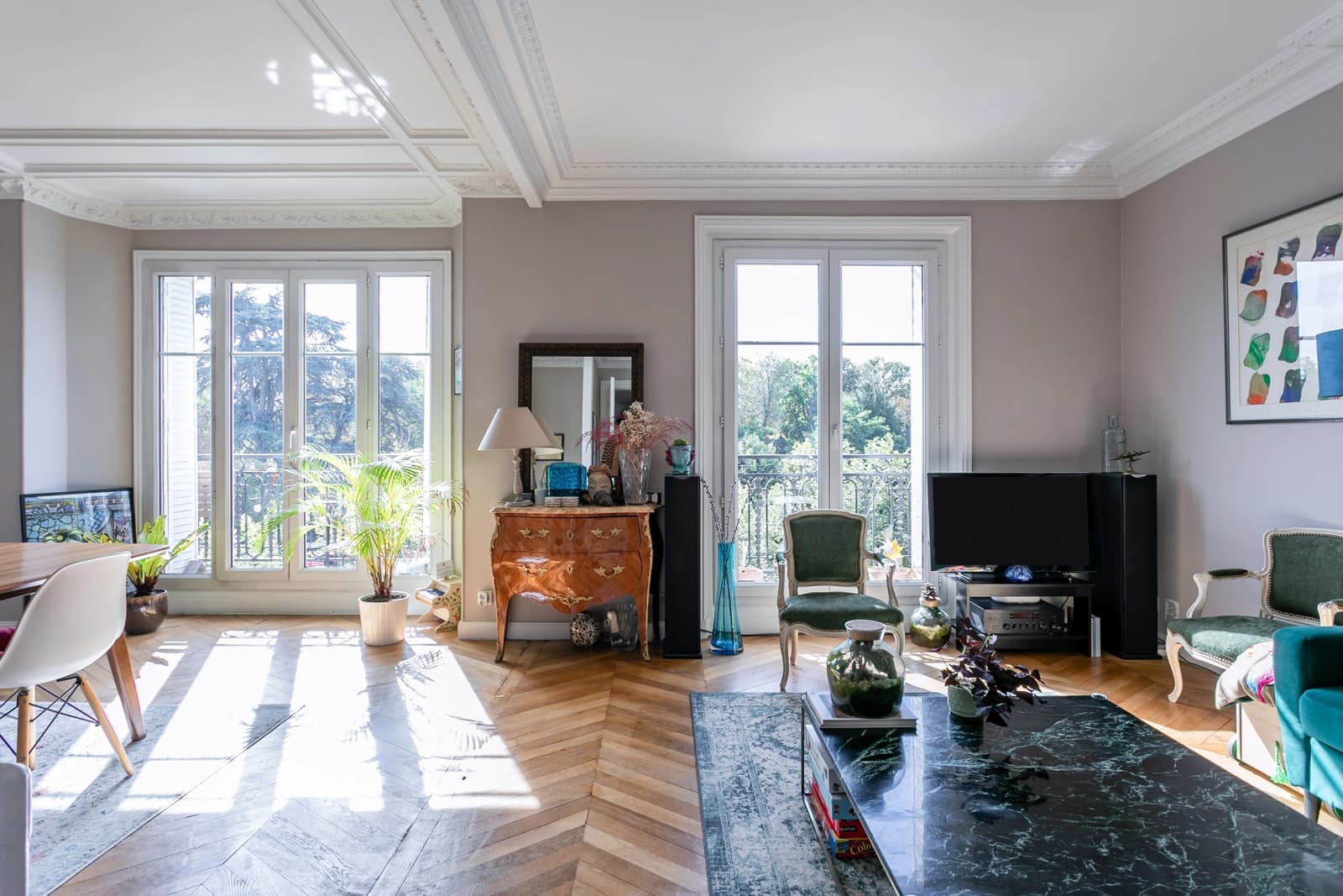 Salon dans Appartement cossu, vue sur parc verdoyant et Paris - 0