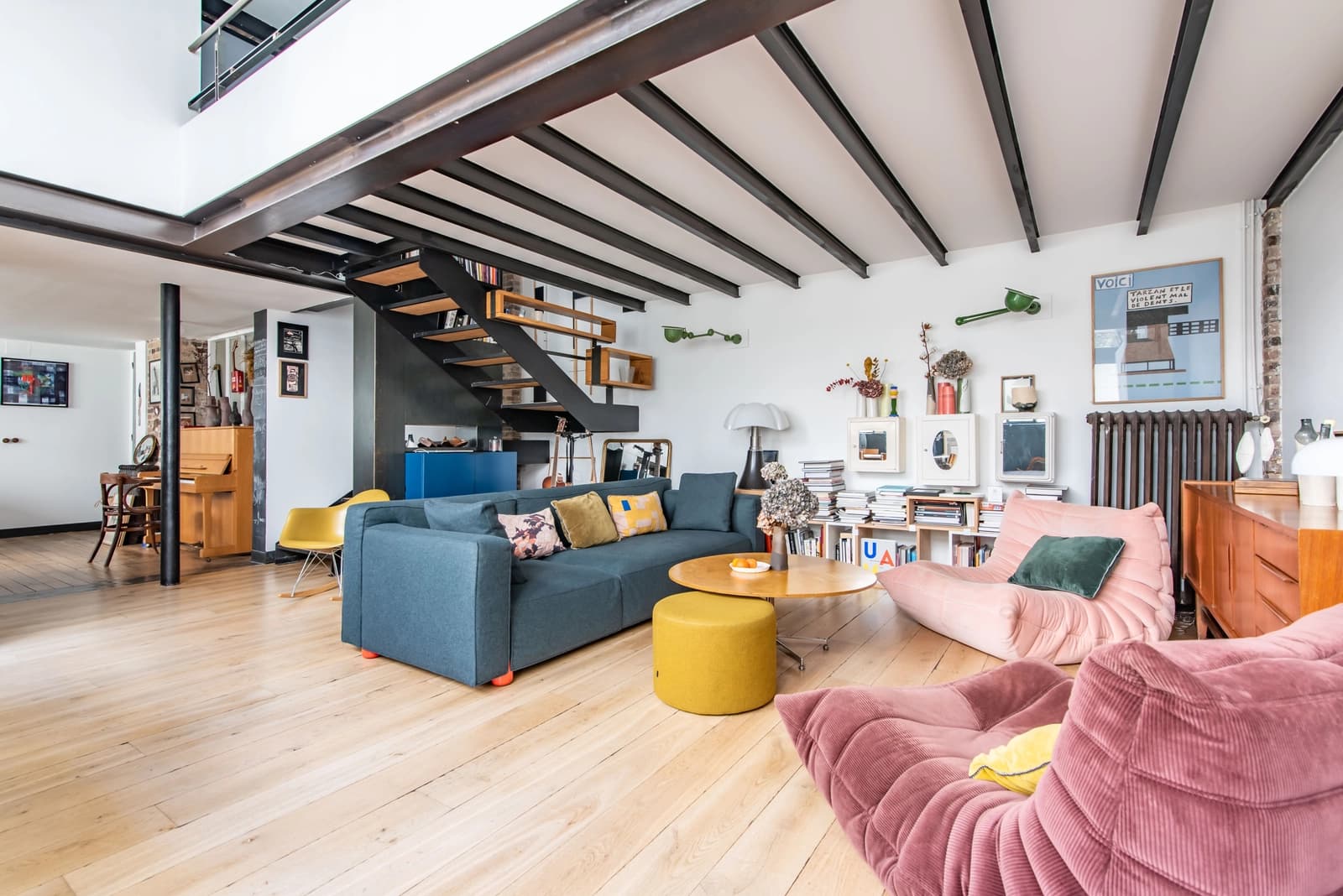 Salon dans Un loft-atelier d'artiste, espace de vie et de création - 1