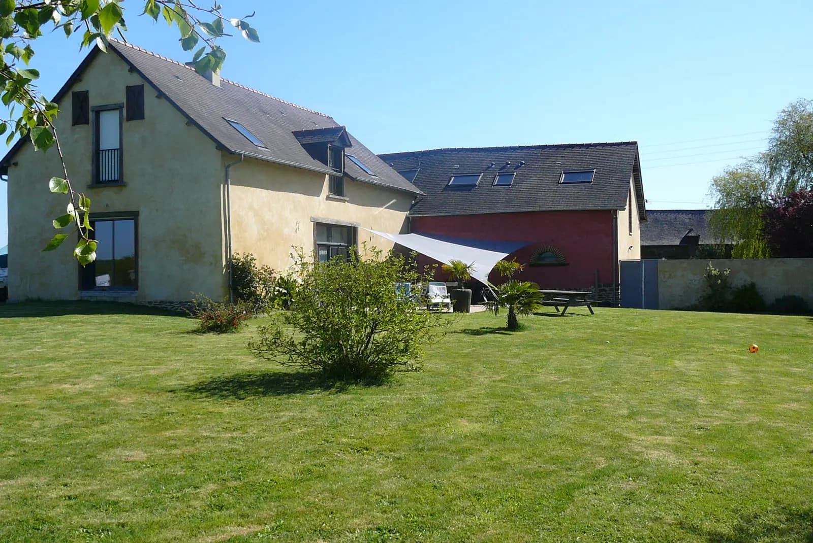 Salle de réunion dans Maison de caractère unique avec son jardin verdoyant - 1