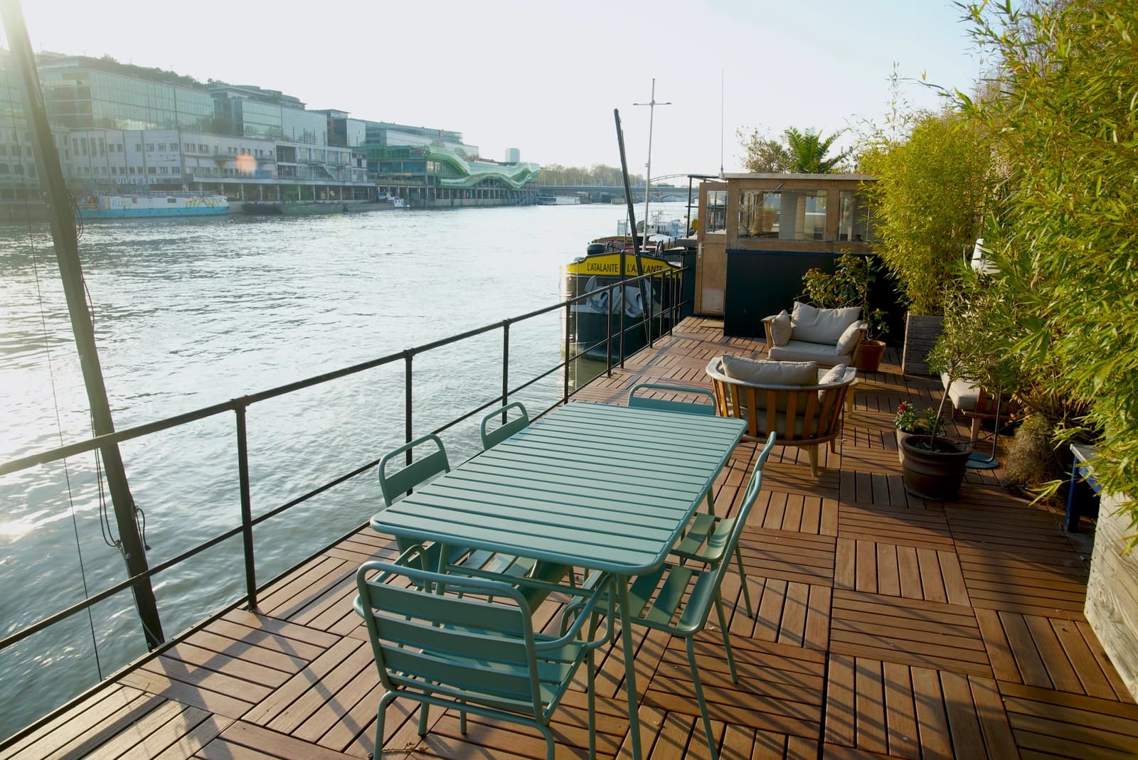Salle de réunion dans Péniche lumineuse offrant une double terrasse unique - 1