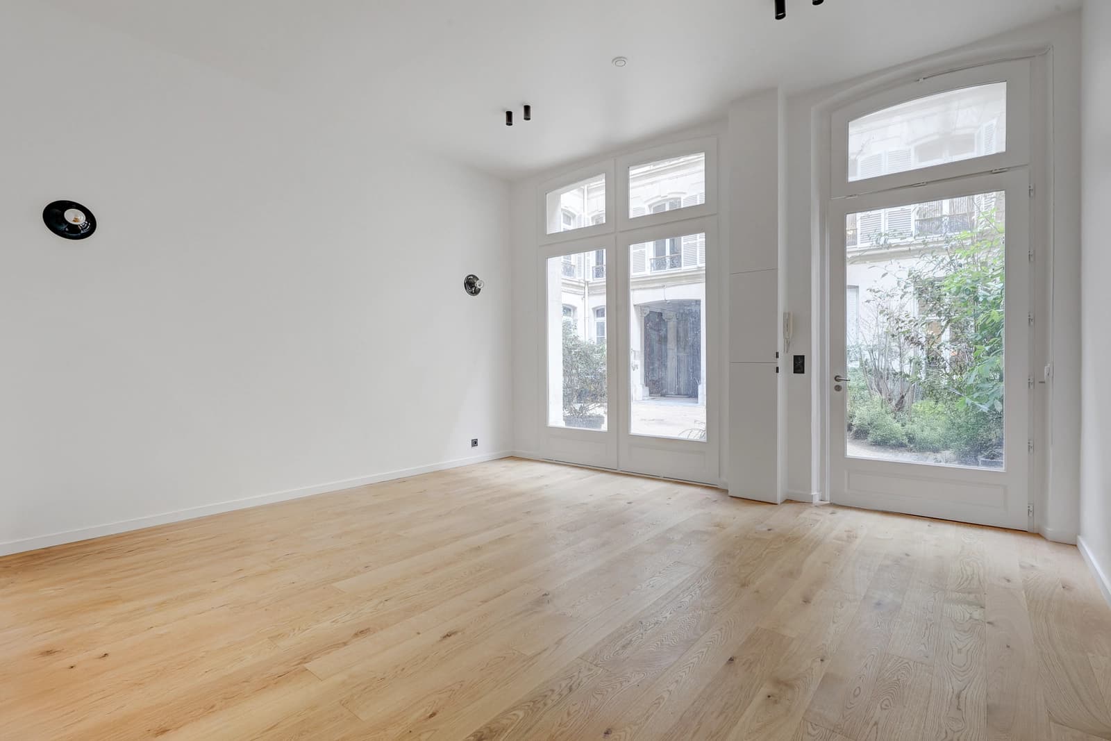 Space A minimalist apartment in the heart of the 8th arrondissement in Paris - 1