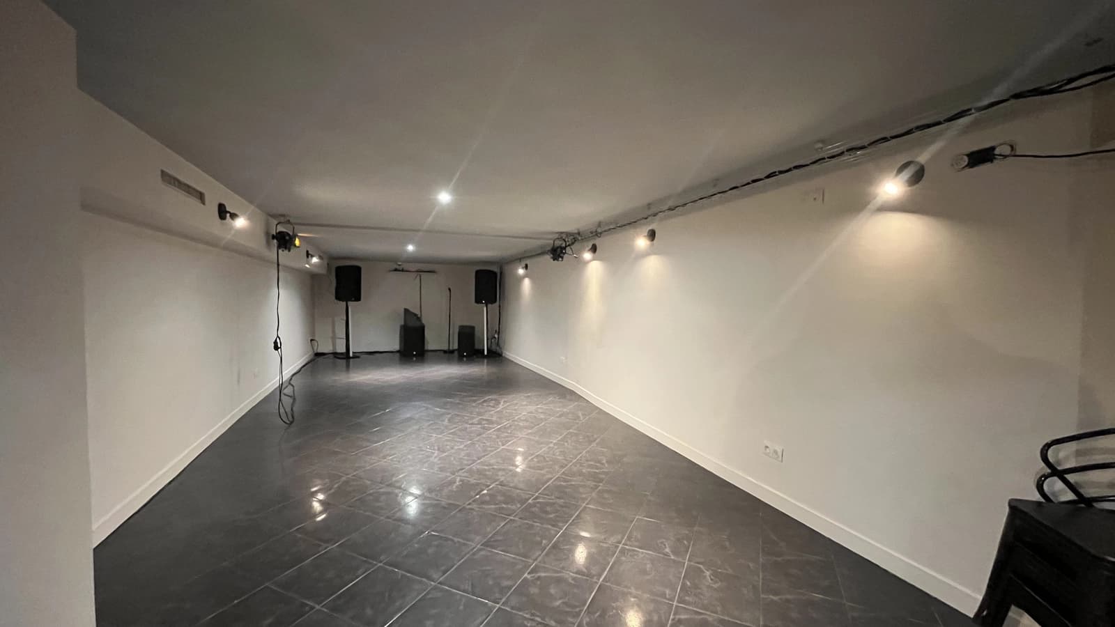 Espace Grand lieu événementiel chaleureux avec scène de stand up, bar et restaurant - 4