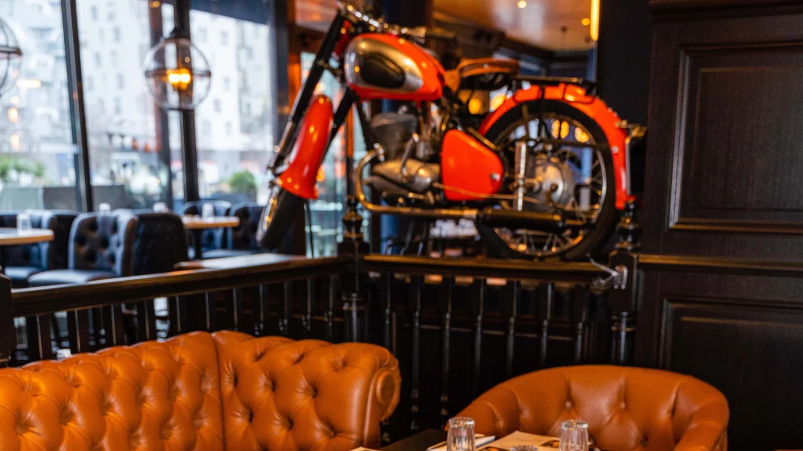 Space A warm and emblematic establishment in the heart of the docks - 3