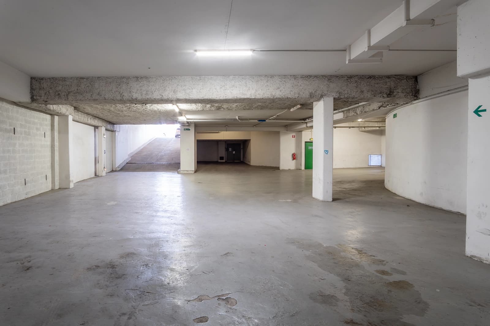 Espace Parking de 500m² pour tournage, shooting, prod avec rampe d'accès - 1