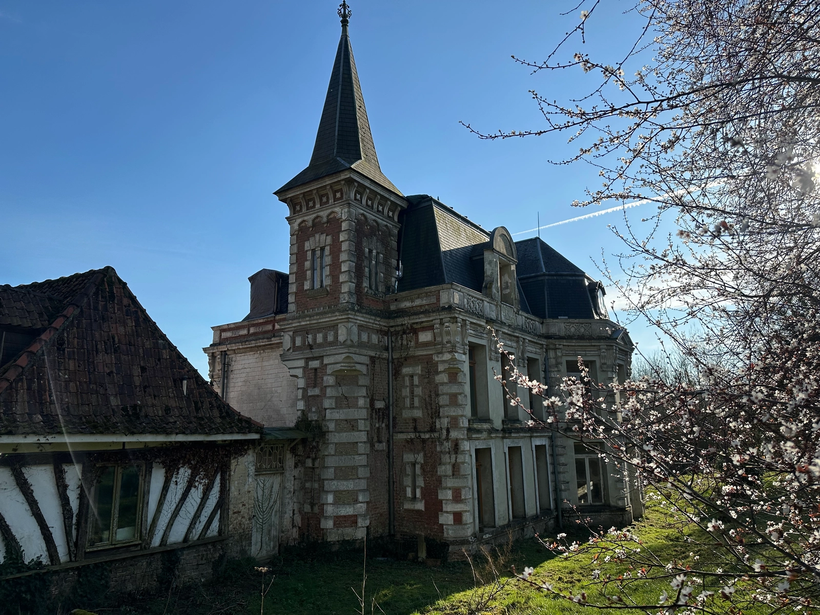 Space Castle undergoing renovations and 3 renovated holiday cottages - 0