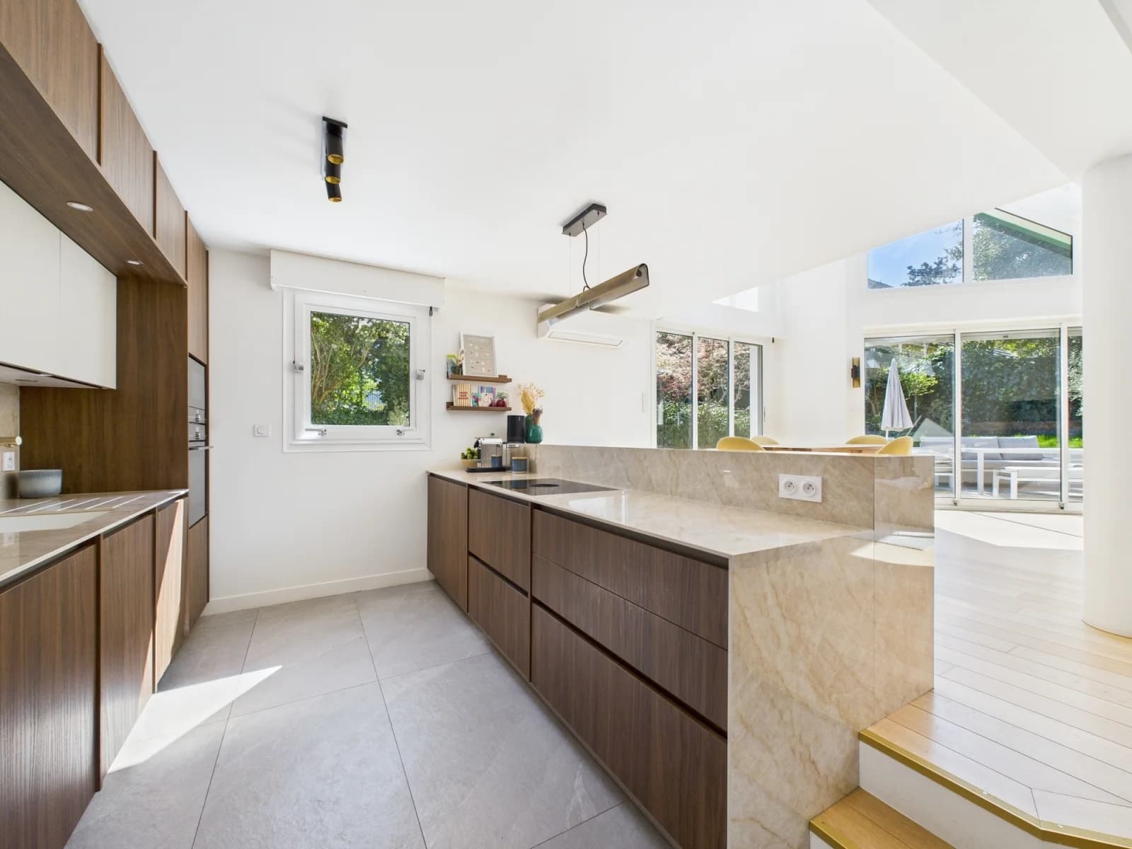 Space Architect-designed house with a designer kitchen, parking, terrace and garden - 1