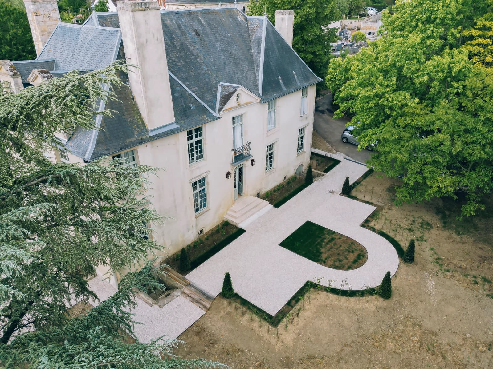 Space 18th-century Norman chateau with period furnishings - 0