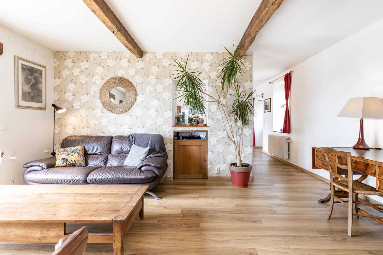 Sala en Se conserva la granja en forma de U típica de los Monts du Lyonnais - 1
