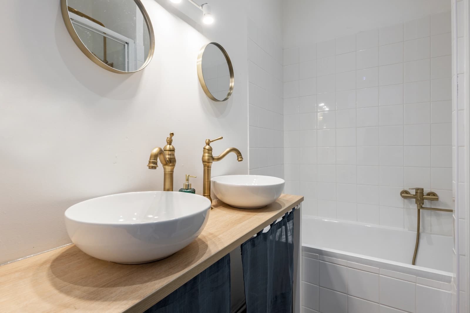 Cuarto de baño en Amplio apartamento bañado por una hermosa luz. - 1