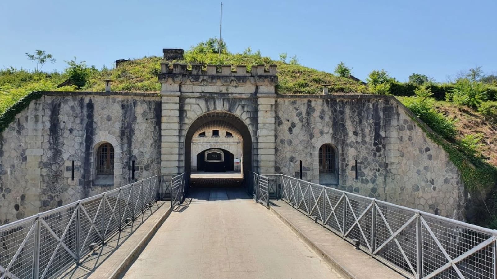 Fort ancien: caponnière double au charme historique