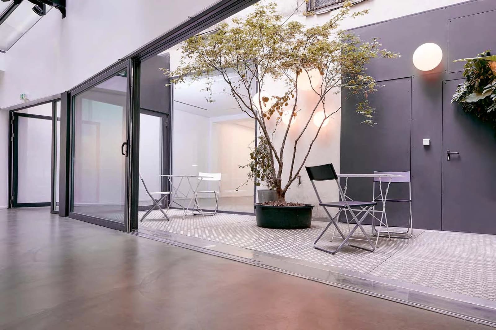 Space Glass-roofed art gallery with private patio in the heart of Faidherbe village - 1