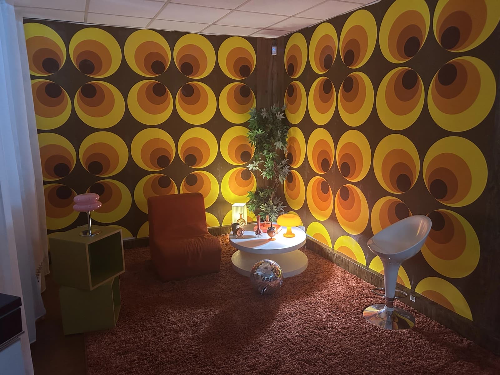 Espace Décor orange années 70 pour tournage et shooting - 0