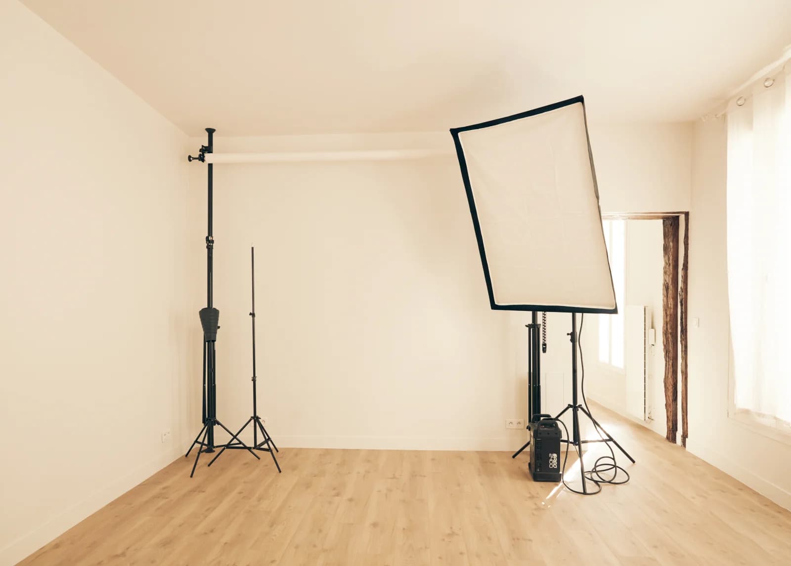 Dormitorio en Estudio fotográfico con un diseño luminoso y minimalista - 1