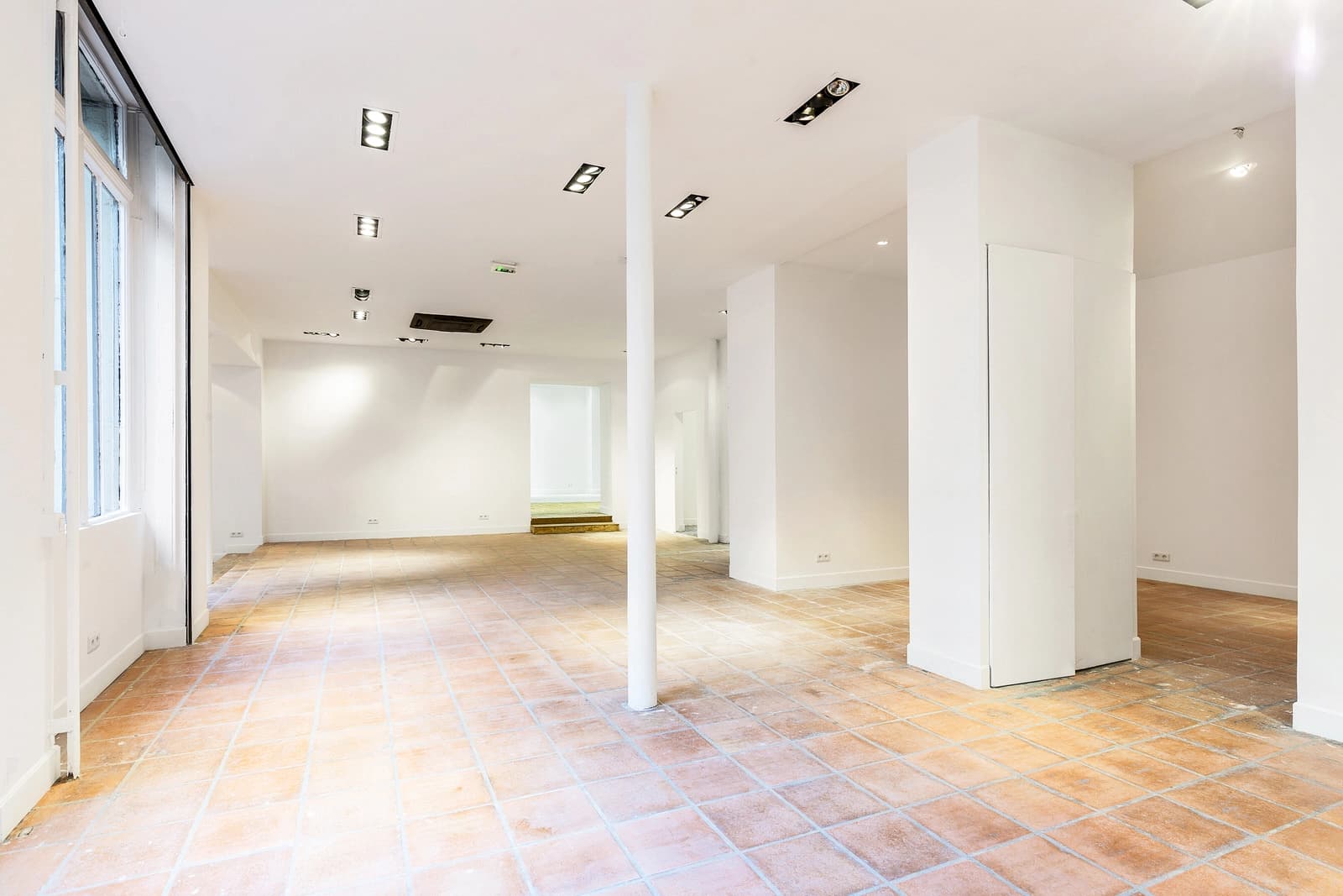Living room in Large atypical art gallery - 1