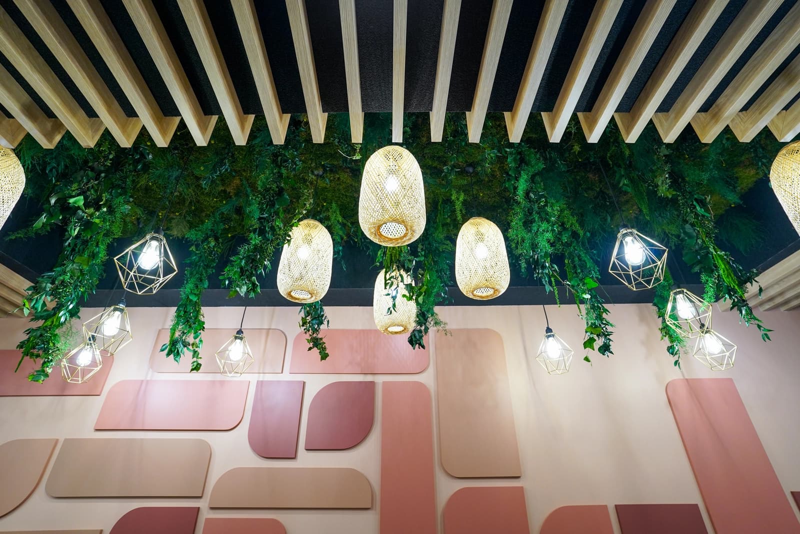 Espace Lieu au style minimaliste sublimé par une touche végétale - 4