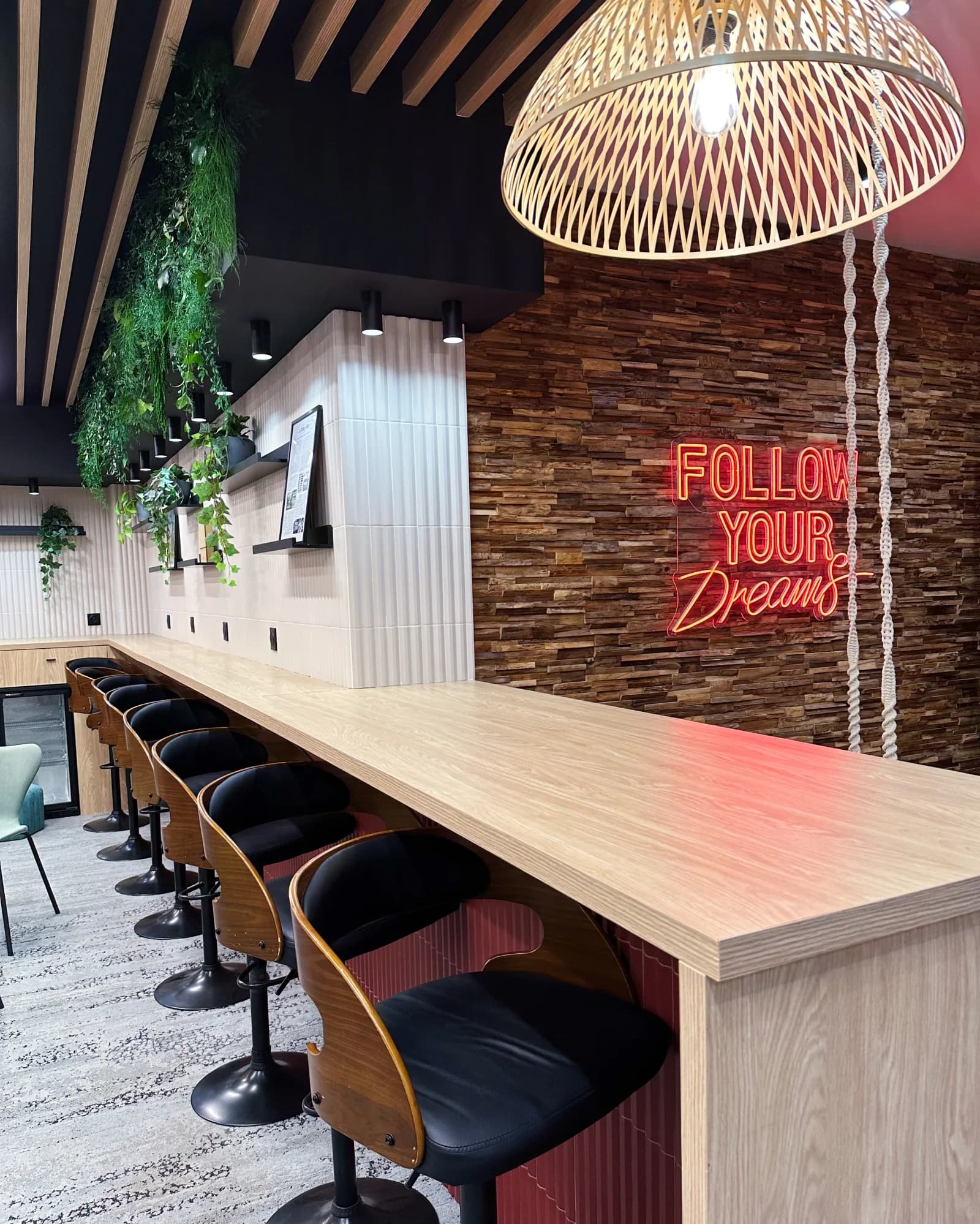 Espace Lieu au style minimaliste sublimé par une touche végétale - 5