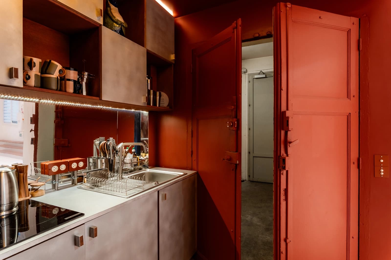 Space Room conceived by an artist in the heart of the 10th arrondissement - 3