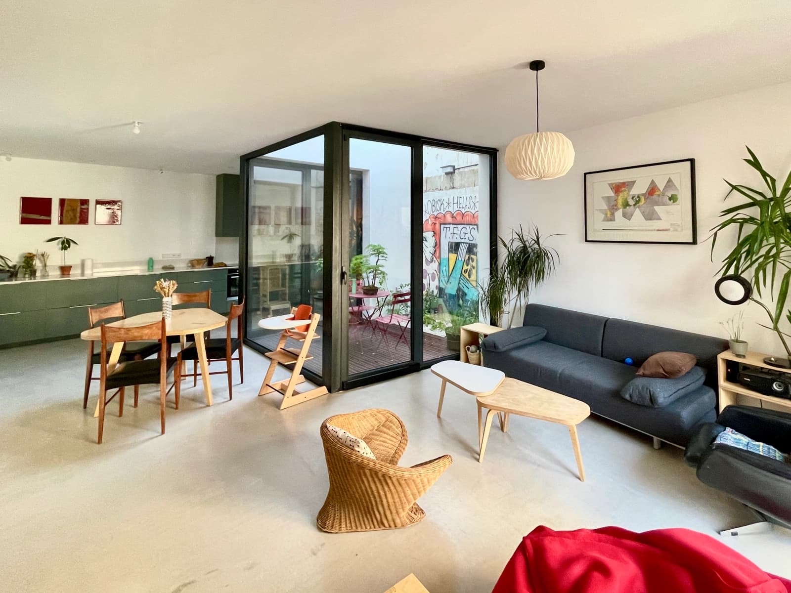Space Bright architect-designed house with patio - 4