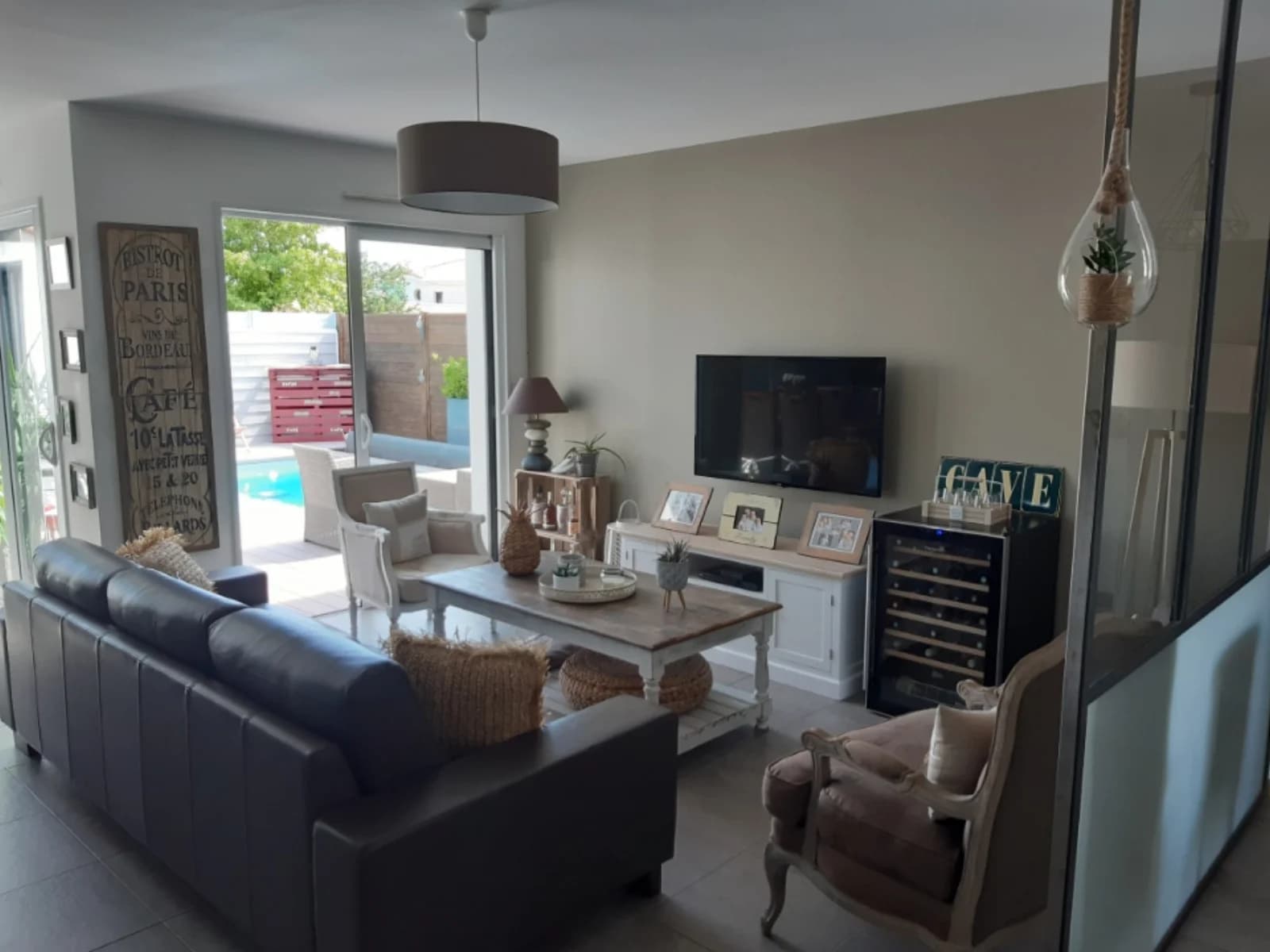 Living room in A beautiful vacation home in the city - 1