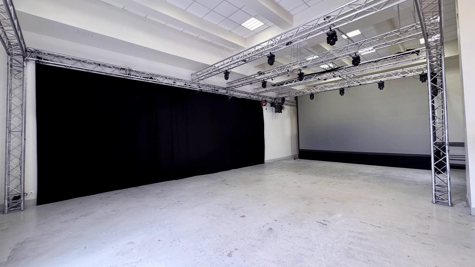 Space Spacious and modular shooting studio on the outskirts of Paris - 1