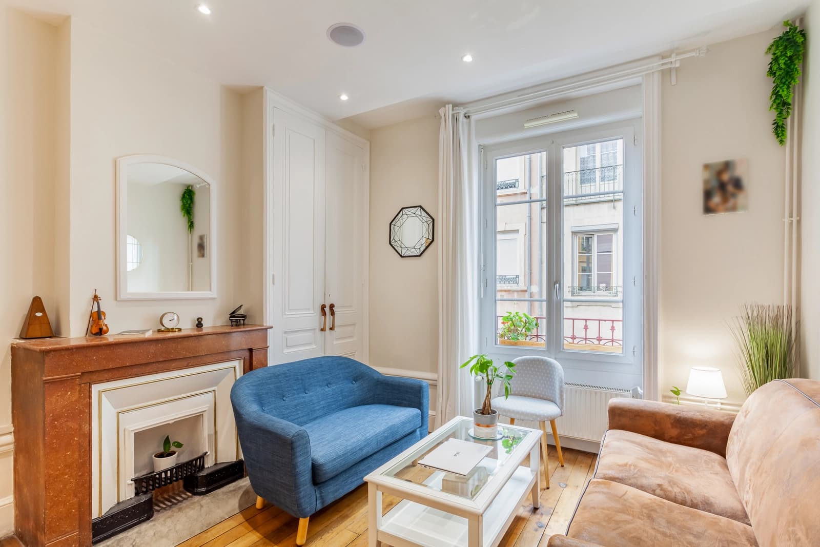 Living room in 1930s Lyonnais apartment - 0