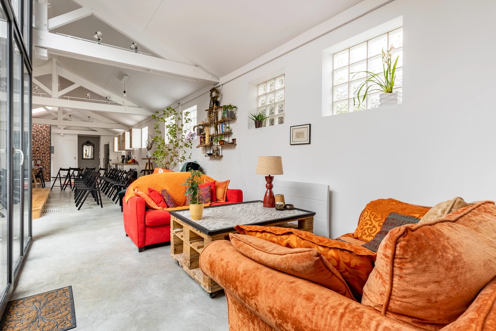 Salon dans Élégant loft aménagé dans une maison d'artiste - 1