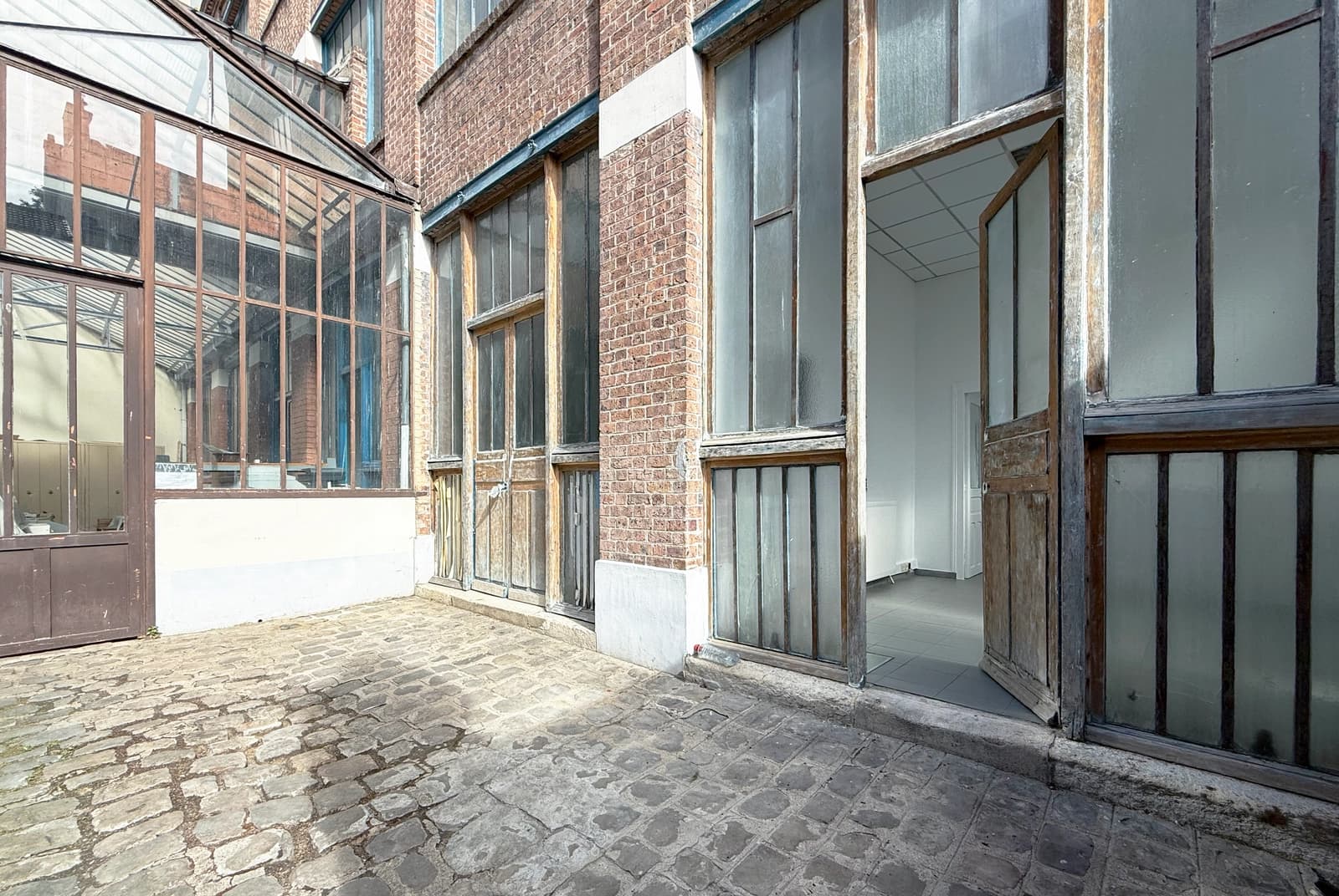 Espace Multiples Studios De Production Lumineux Dans un Site À L'architecture Industrielle  - 4