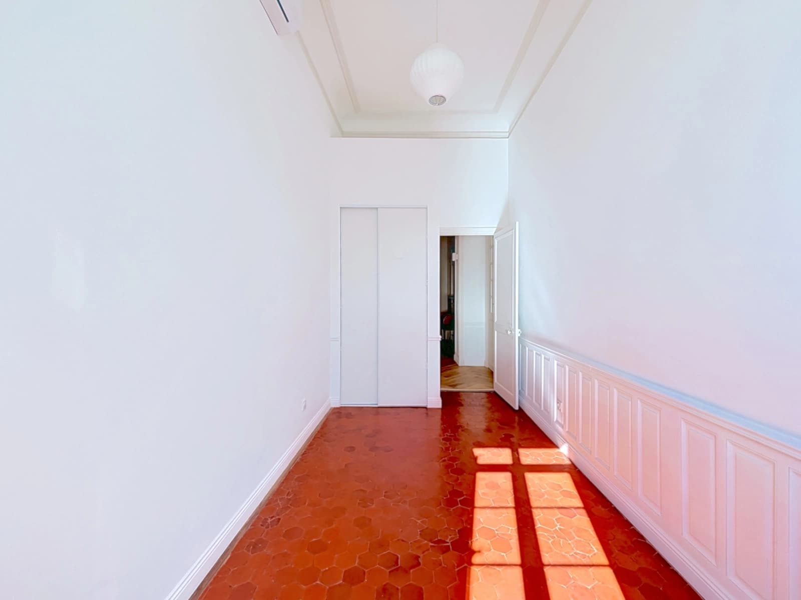 Space Magnificent Haussmann-style apartment, renovated, empty, in a former private mansion - 2