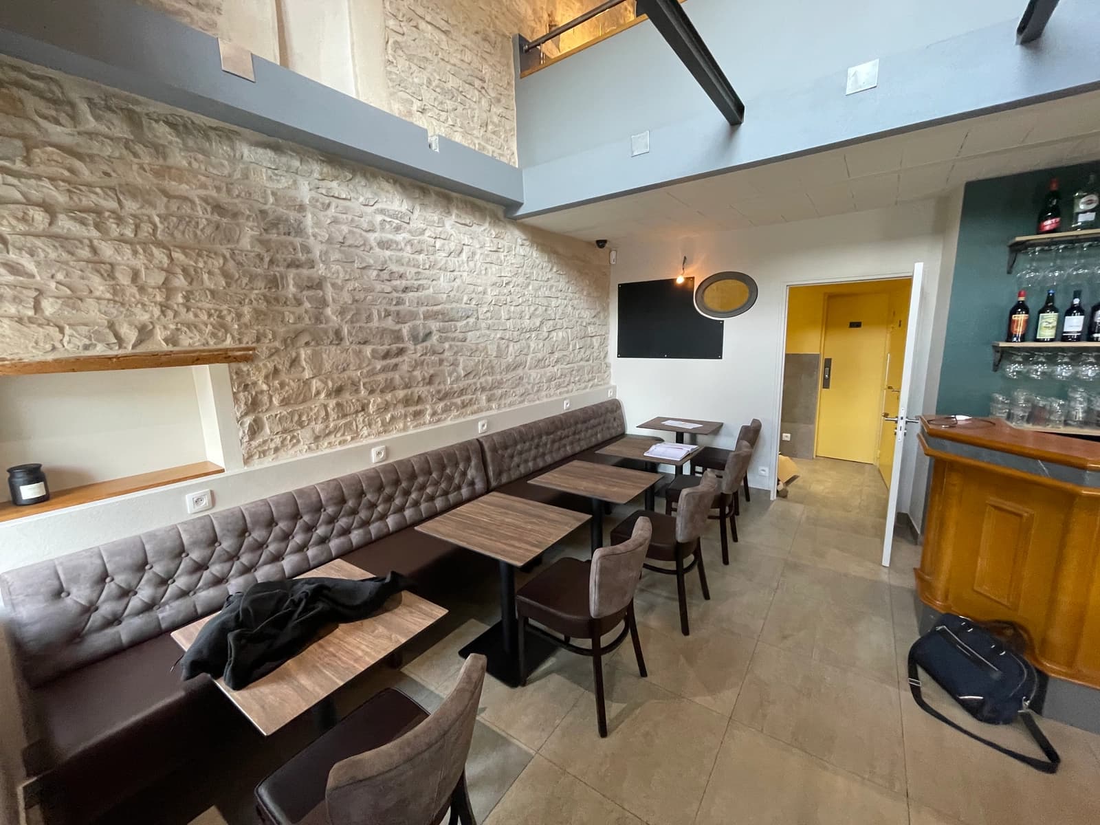 Space Chic and Elegant Village Bistro, High-End Bar in Downtown - 4