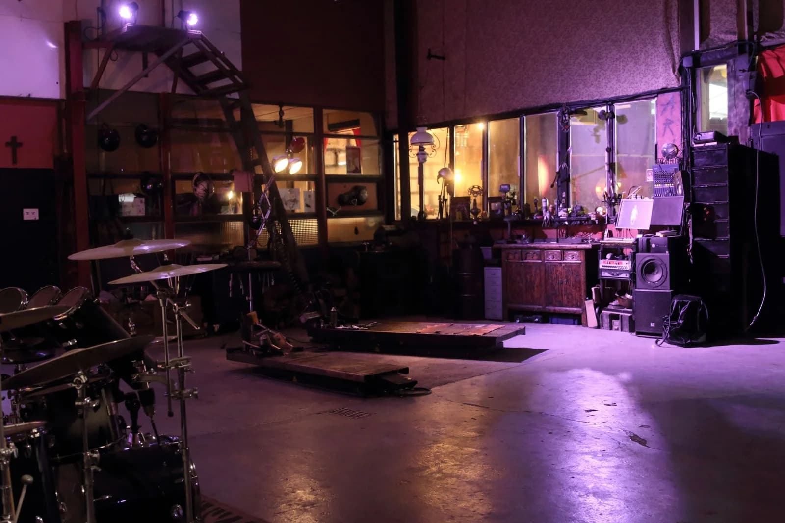 Space Shed converted into atypical artists' loft - 1