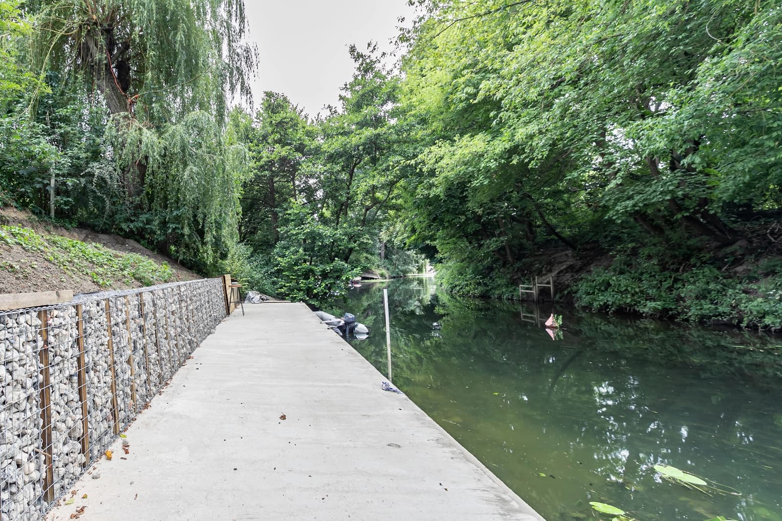 Île privée: maison, piscine, sauna et court de tennis en bord de seine