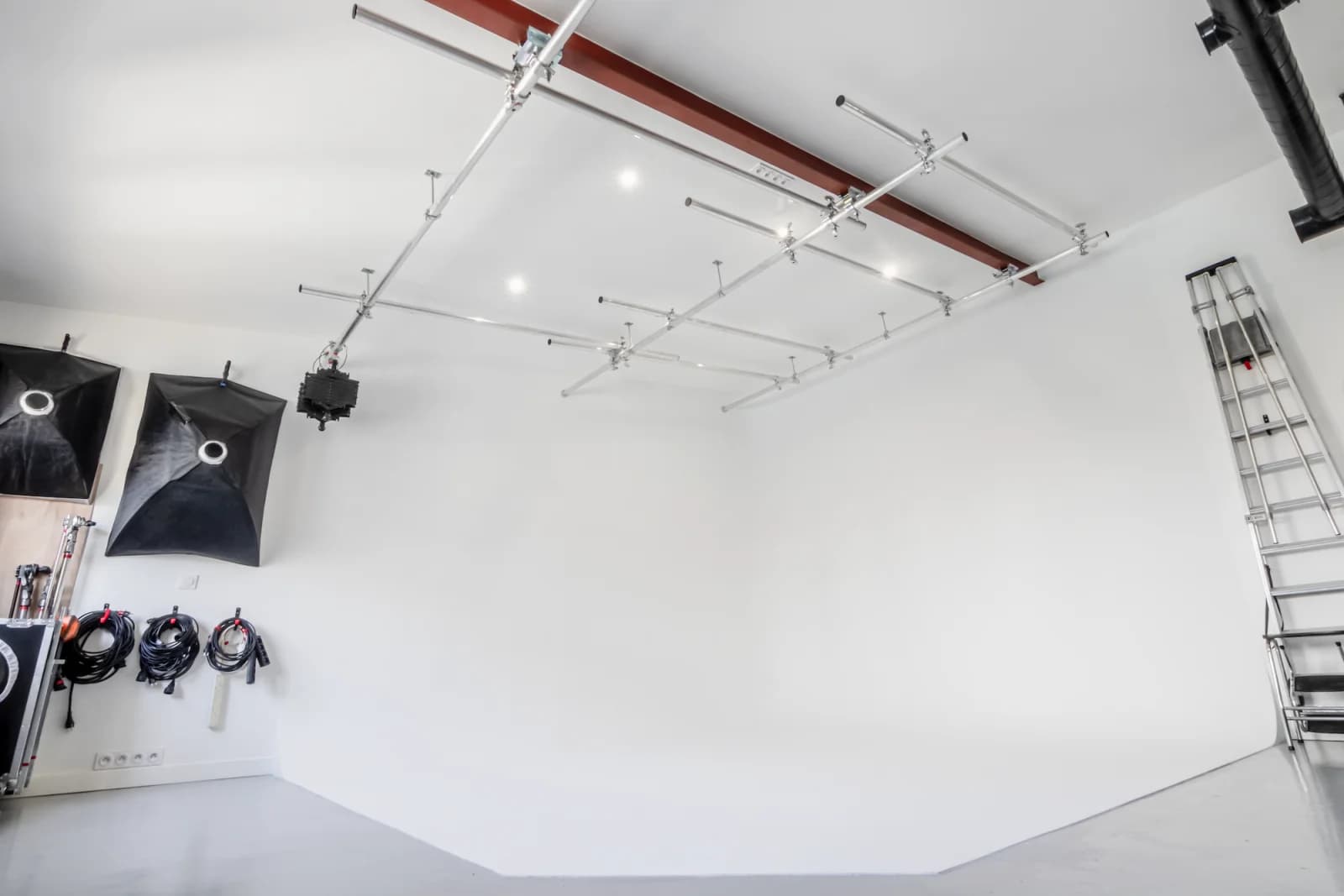 Space Magnificent Photo Studio with White Cyclorama - 5