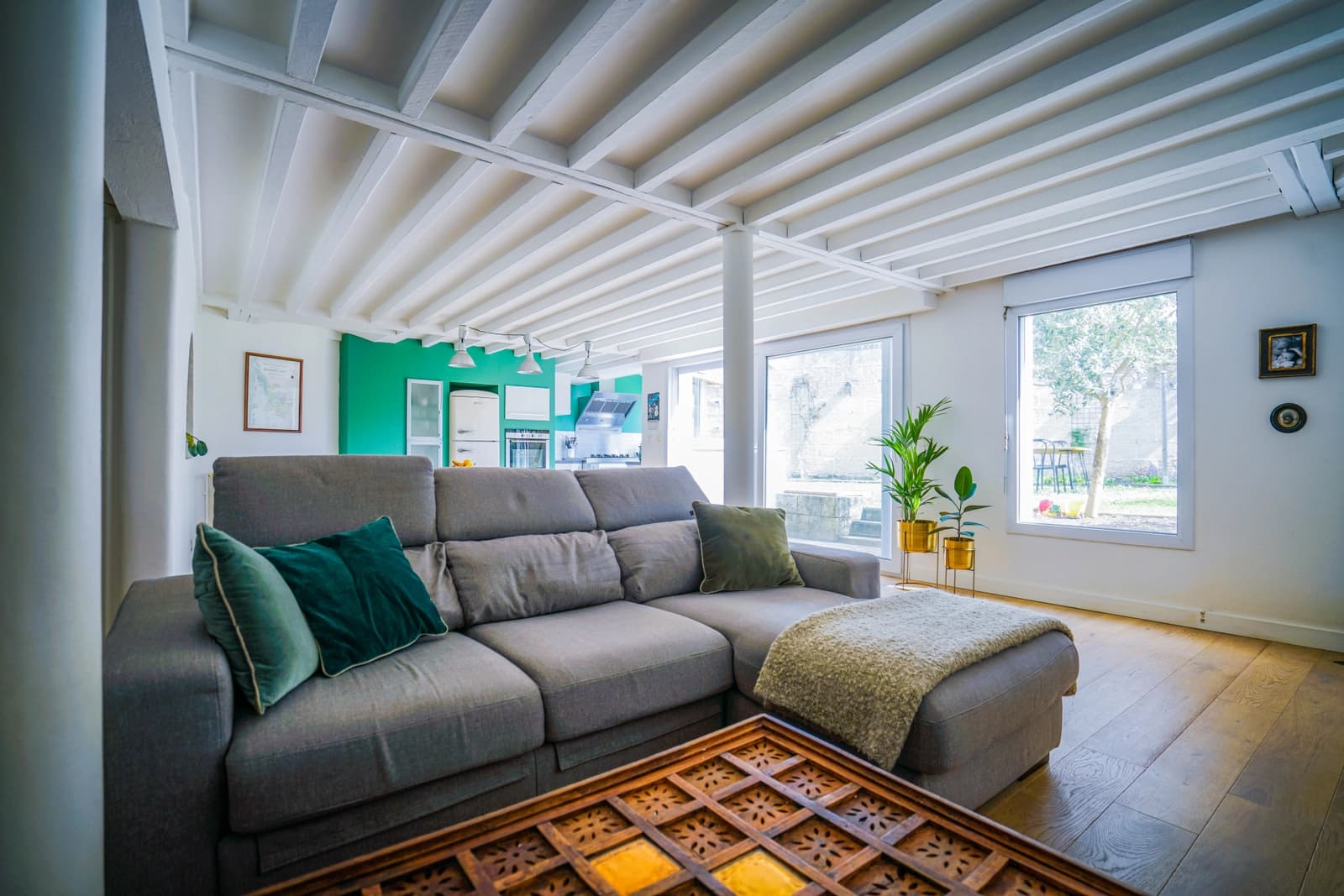 Living room in Cosy hut with garden - 1