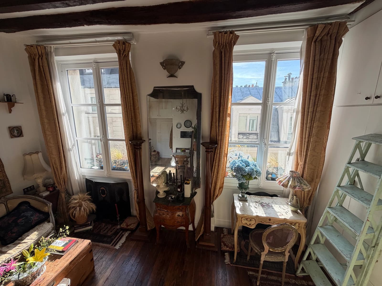 Space Apartment in the heart of the Marais with an exposed beam and boudoir ambiance - 4