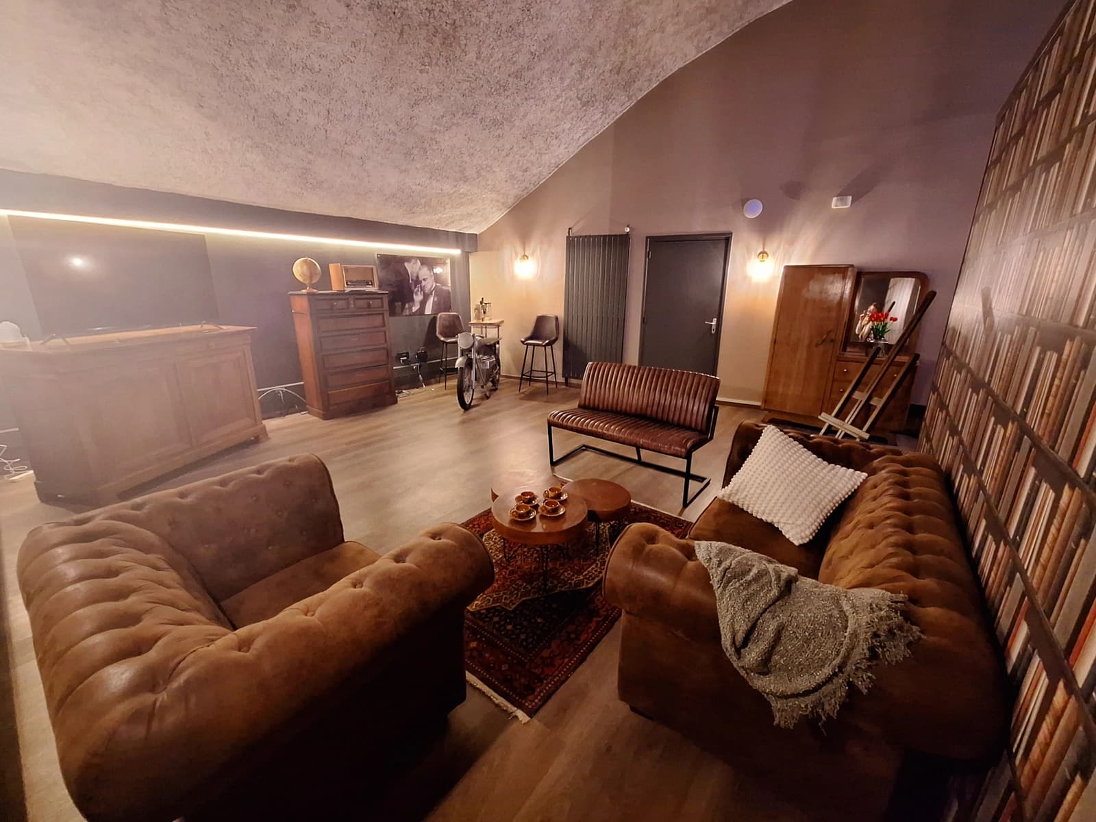 Space Le Parrain: a warm and intimate salon - 2