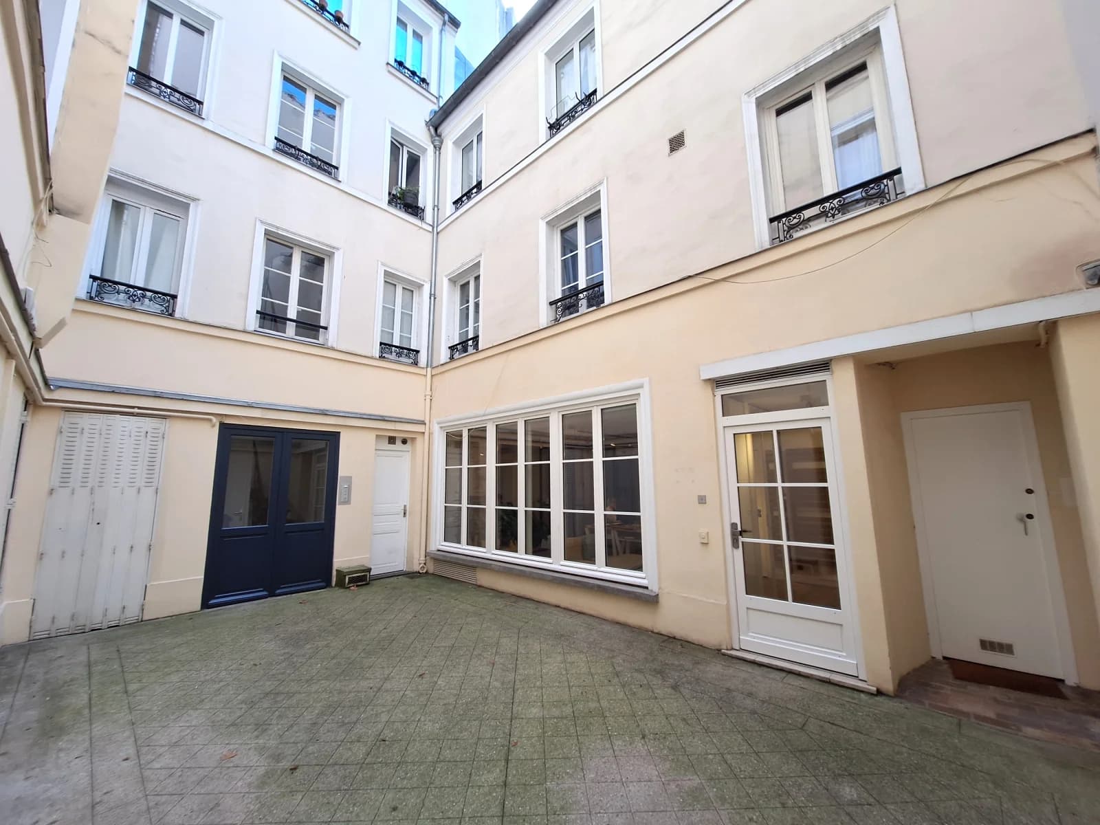 Space Artist's modern loft in the heart of the 8th arrondissement of Paris - 4