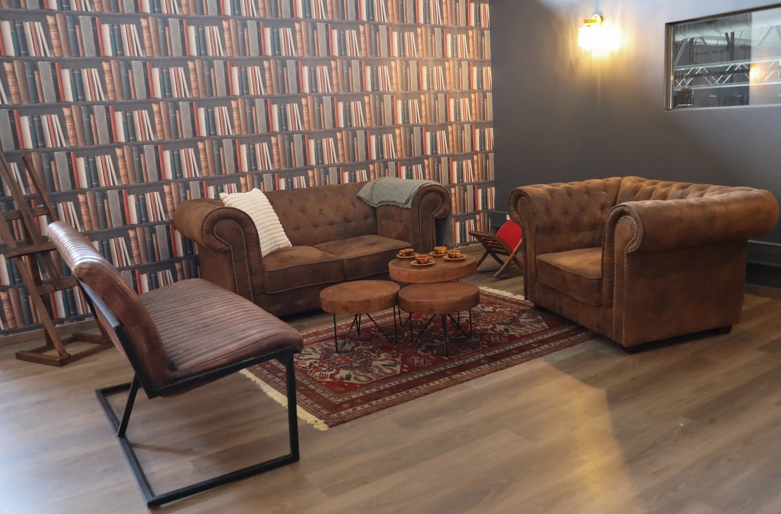 Space Le Parrain: a warm and intimate salon - 0
