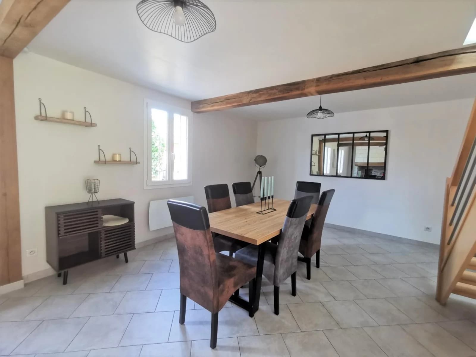 Comedor en The Stopover: una escala con encanto en Bonneuil - 1
