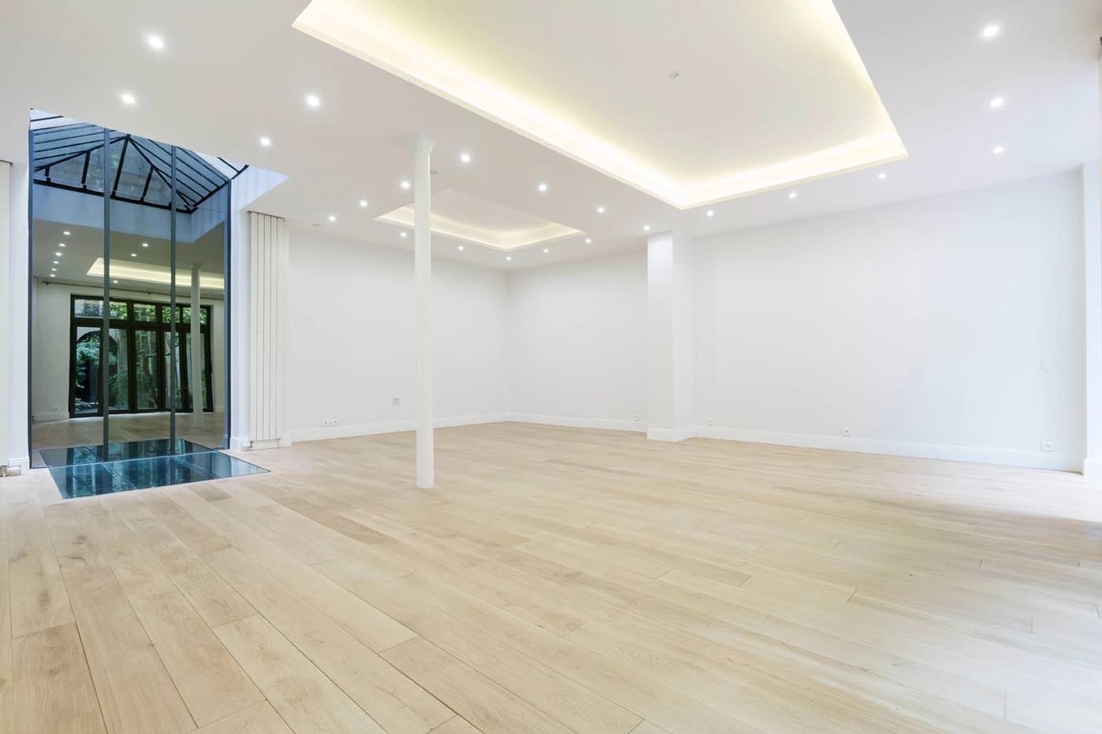 Living room in Art gallery and atypical courtyard - 1