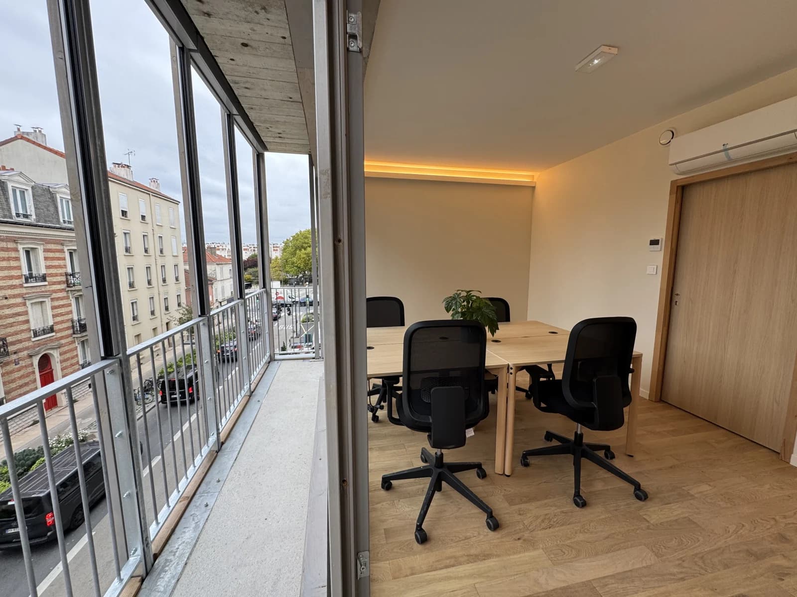 Space Offices with a large glass roof bathed in light - 5