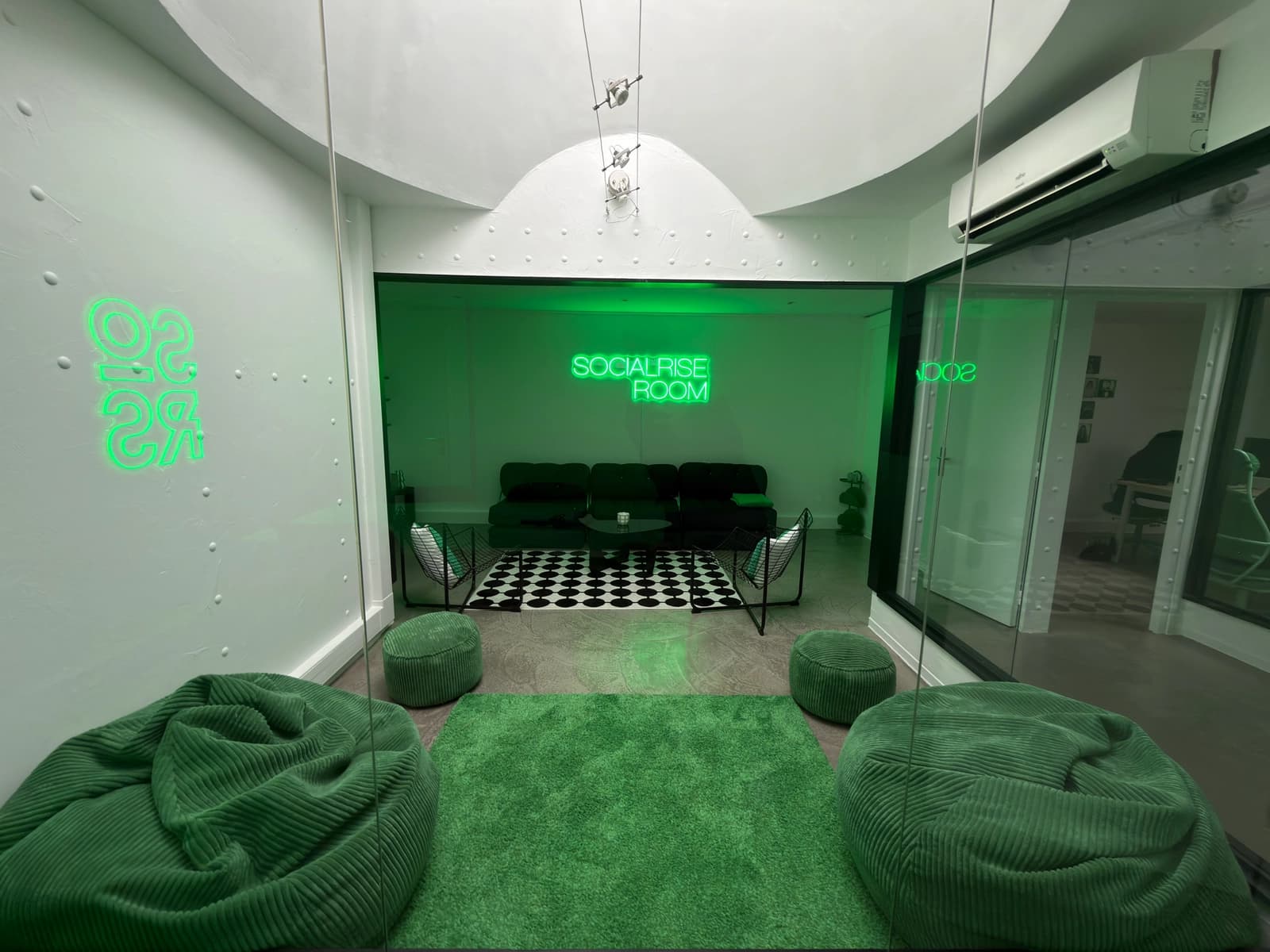 Space Equipped Green Meeting Room - 0