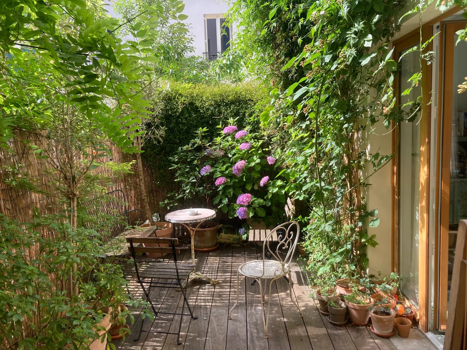 Espace Loft de tournage confidentiel - terrasse privée · piano Lacanche · lumière diffuse maîtrisée · Paris 20e - 4