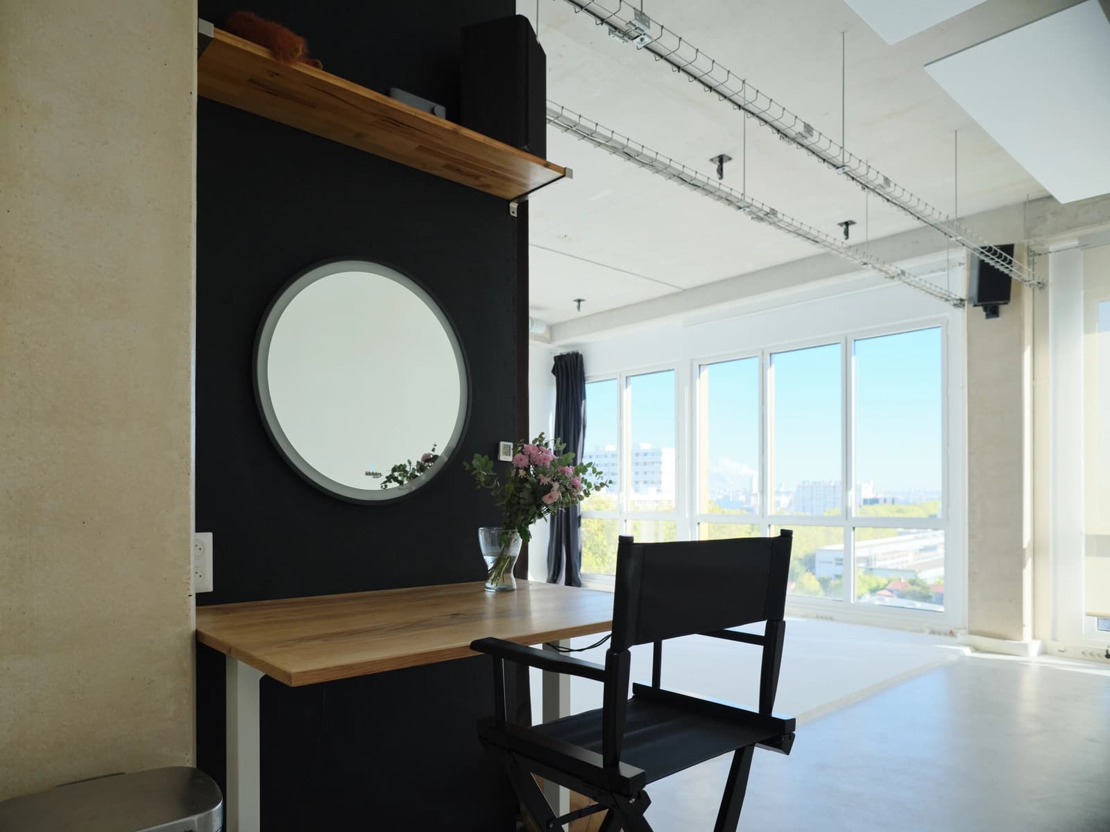 Space Daylight studio with a view of the city - 4