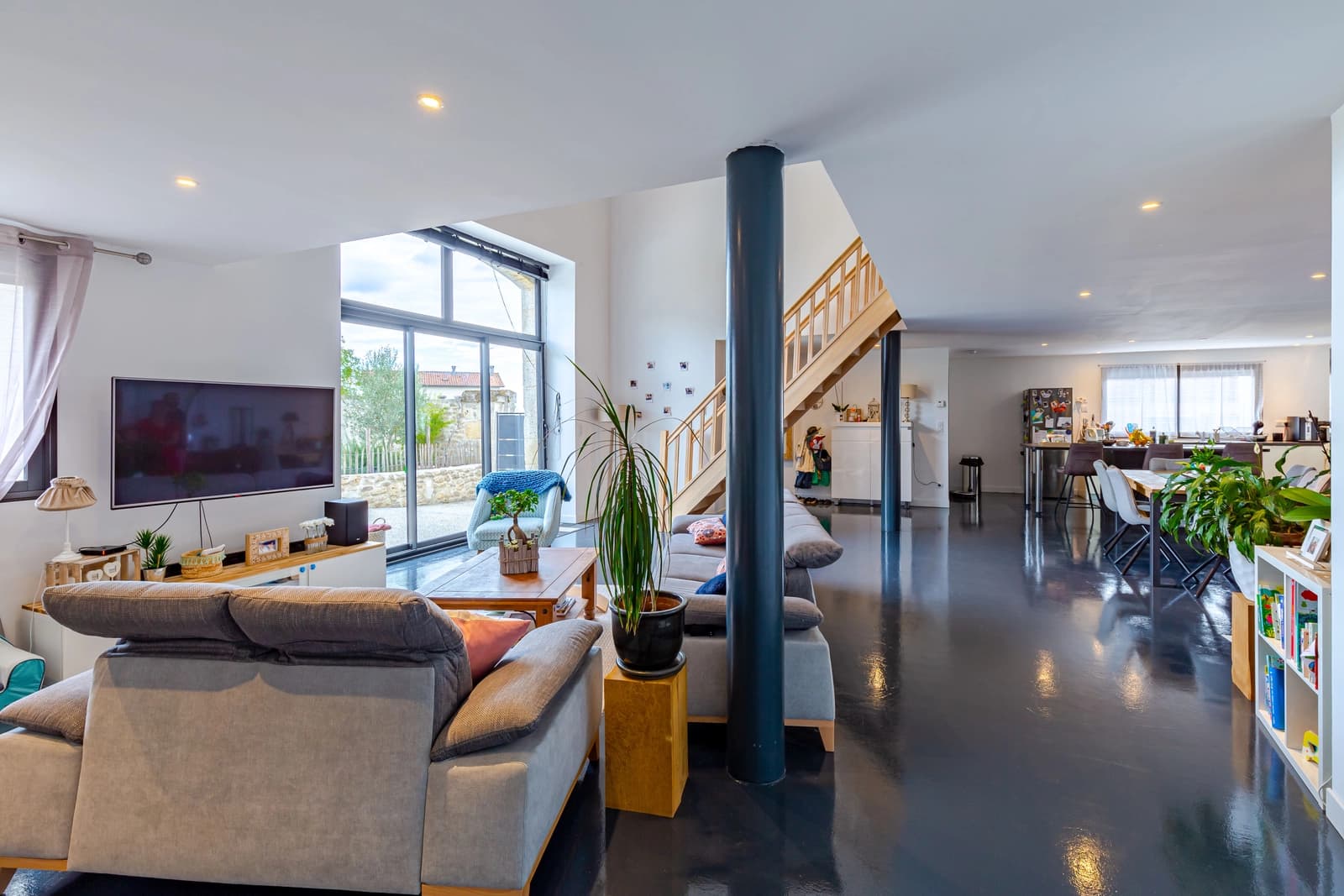 Space Large bright house - 2